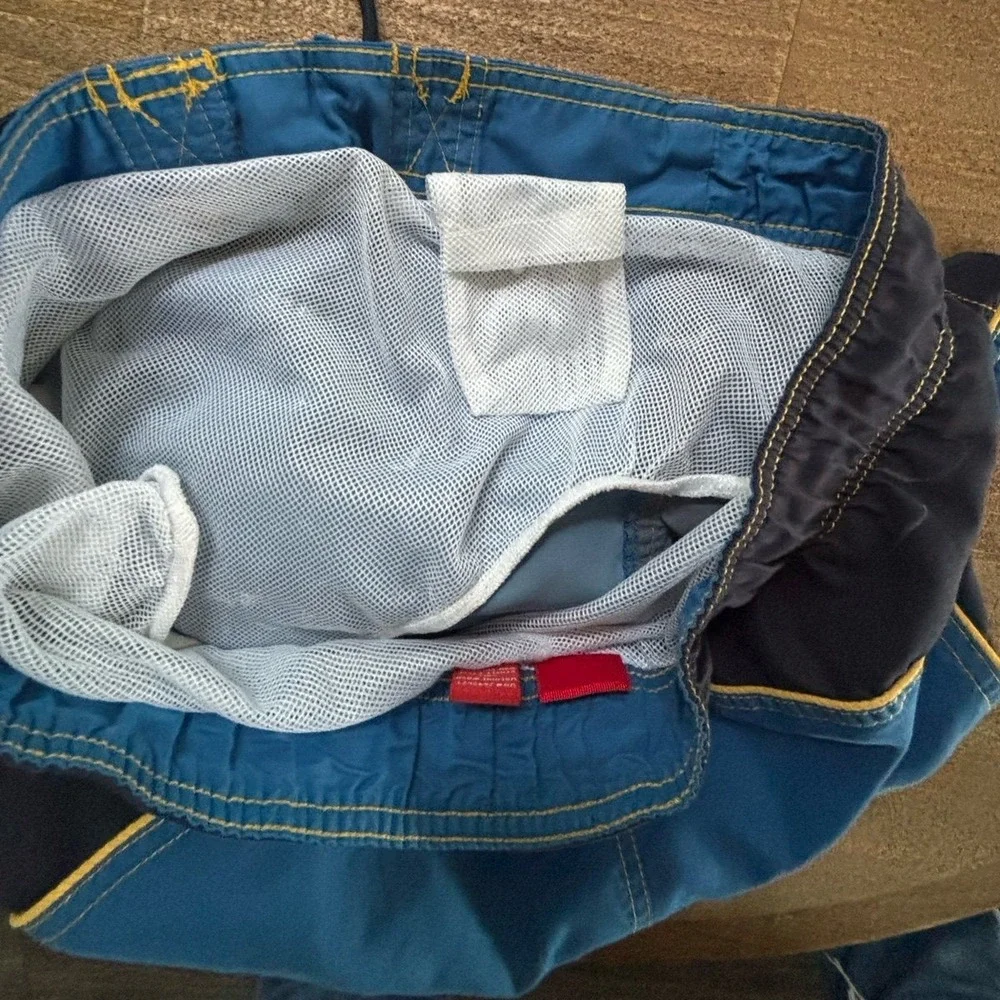 Mossimo Supply Co. Swim trunks board shorts. Size Small‎